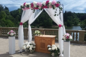 Fotografie svatební brány k zapůjčení od osobní floristky Michaely Kačírkové